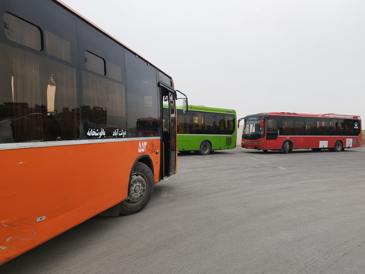رانندگان و مسافران در انتظار روزهای خوش برای اتوبوسرانی دولت‌آباد