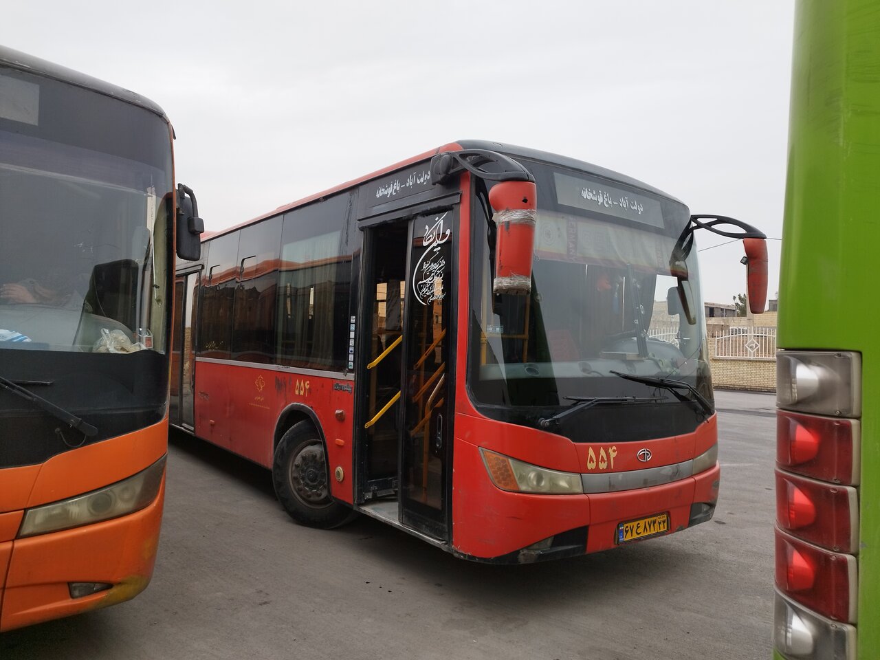 رانندگان و مسافران در انتظار روزهای خوش برای اتوبوسرانی دولت‌آباد