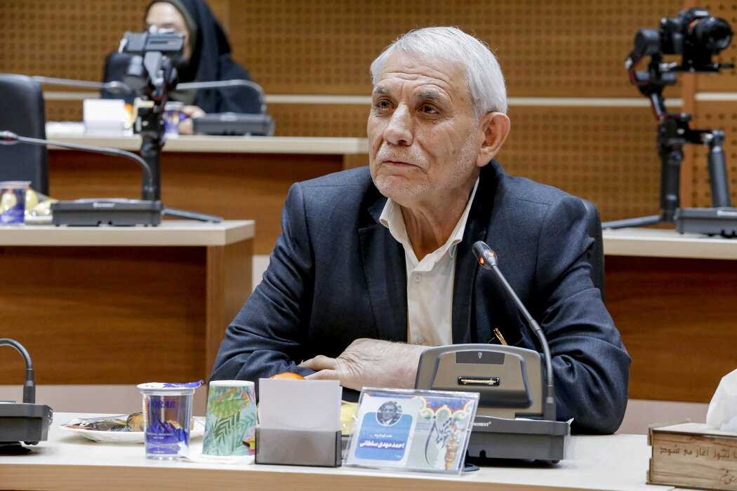 جلسه هماندیشی شهرداران ادوار در قم برگزار شد / تکیه بر مردم رمز موفقیت مدیریت شهری