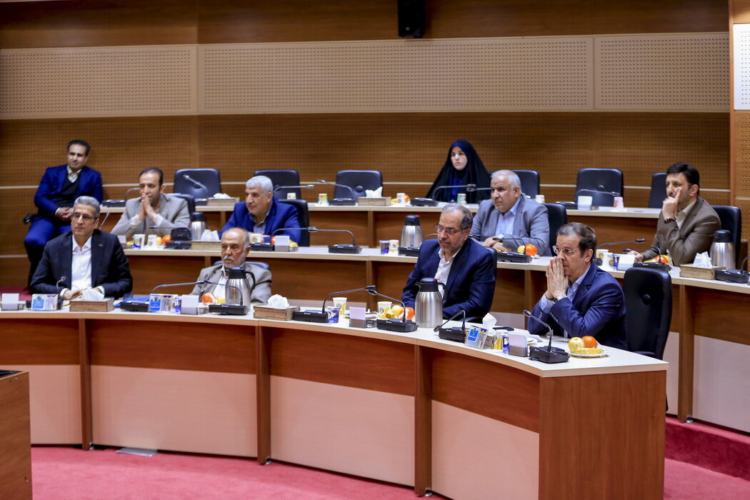 جلسه هماندیشی شهرداران ادوار در قم برگزار شد / تکیه بر مردم رمز موفقیت مدیریت شهری