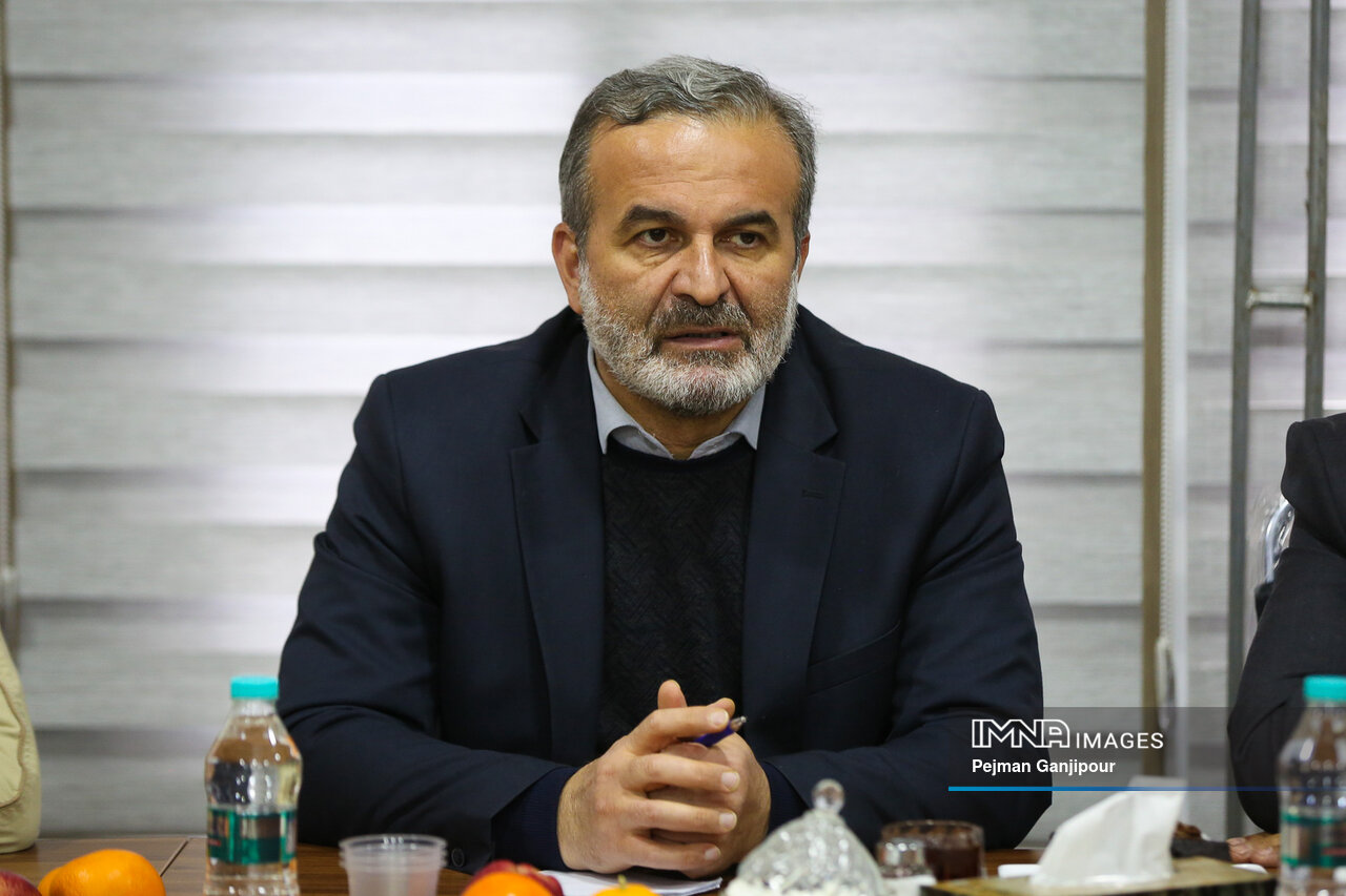 سرویسدهی ۵ اتوبوس گردشگری باغ فدک به مسافران نوروزی / نصب ۵۲۰ بازیکده در شهر اصفهان