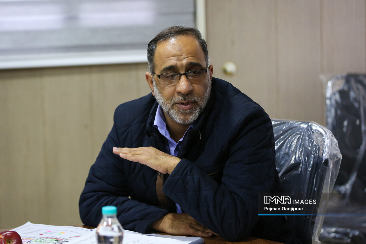 سرویسدهی ۵ اتوبوس گردشگری باغ فدک به مسافران نوروزی / نصب ۵۲۰ بازیکده در شهر اصفهان