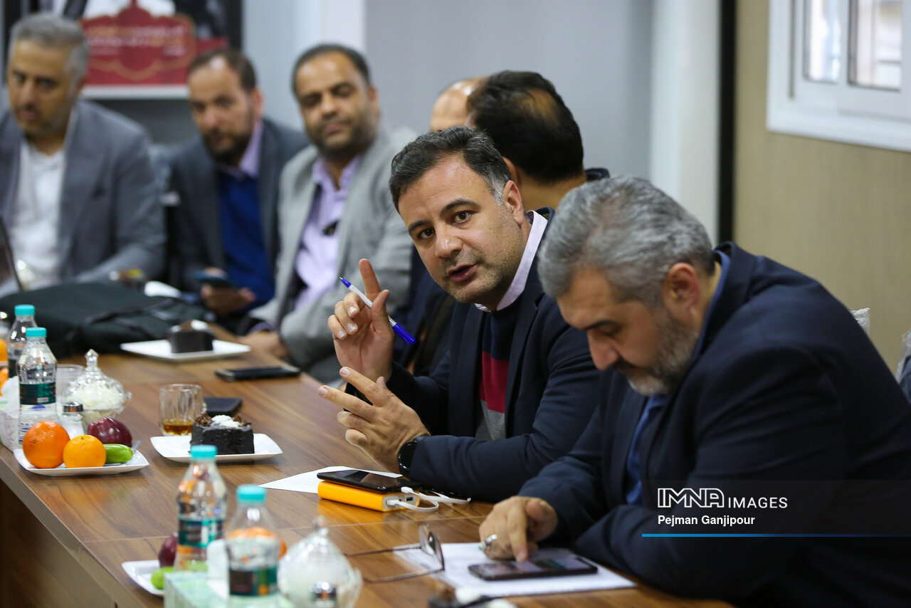 سرویسدهی ۵ اتوبوس گردشگری باغ فدک به مسافران نوروزی / نصب ۵۲۰ بازیکده در شهر اصفهان