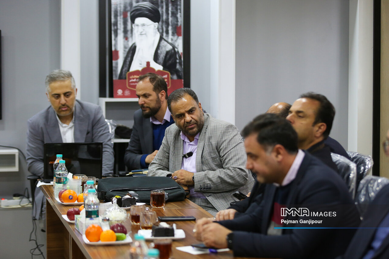 سرویسدهی ۵ اتوبوس گردشگری باغ فدک به مسافران نوروزی / نصب ۵۲۰ بازیکده در شهر اصفهان