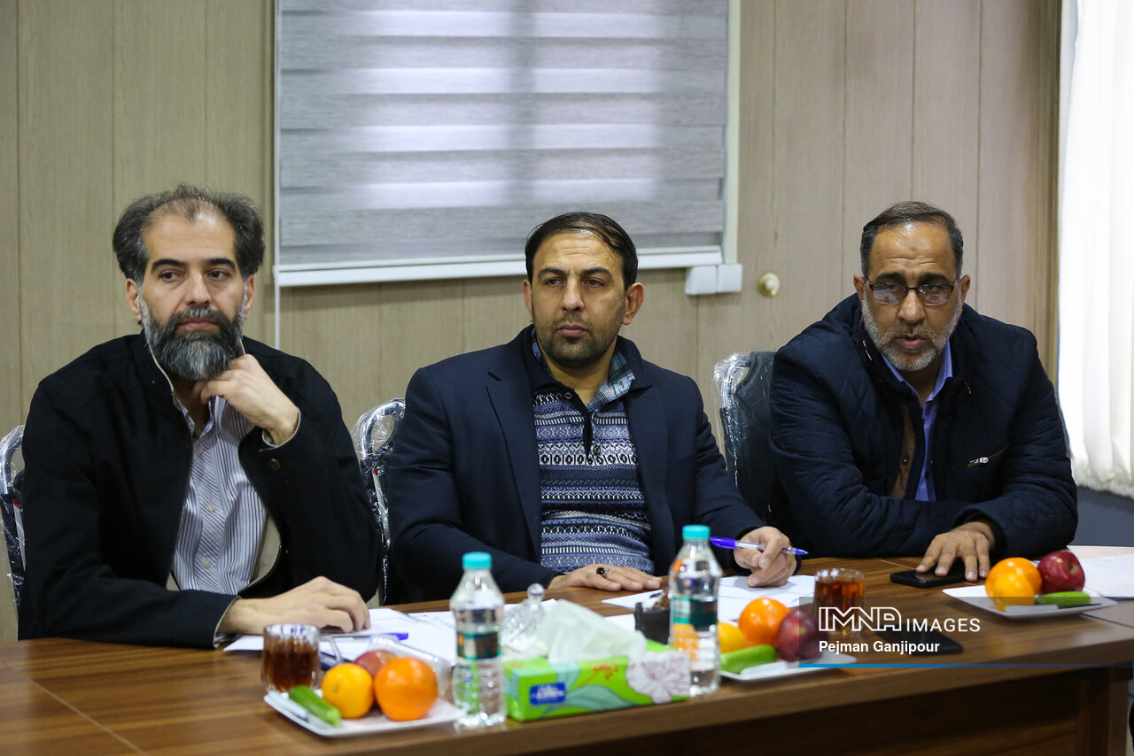 سرویسدهی ۵ اتوبوس گردشگری باغ فدک به مسافران نوروزی / نصب ۵۲۰ بازیکده در شهر اصفهان