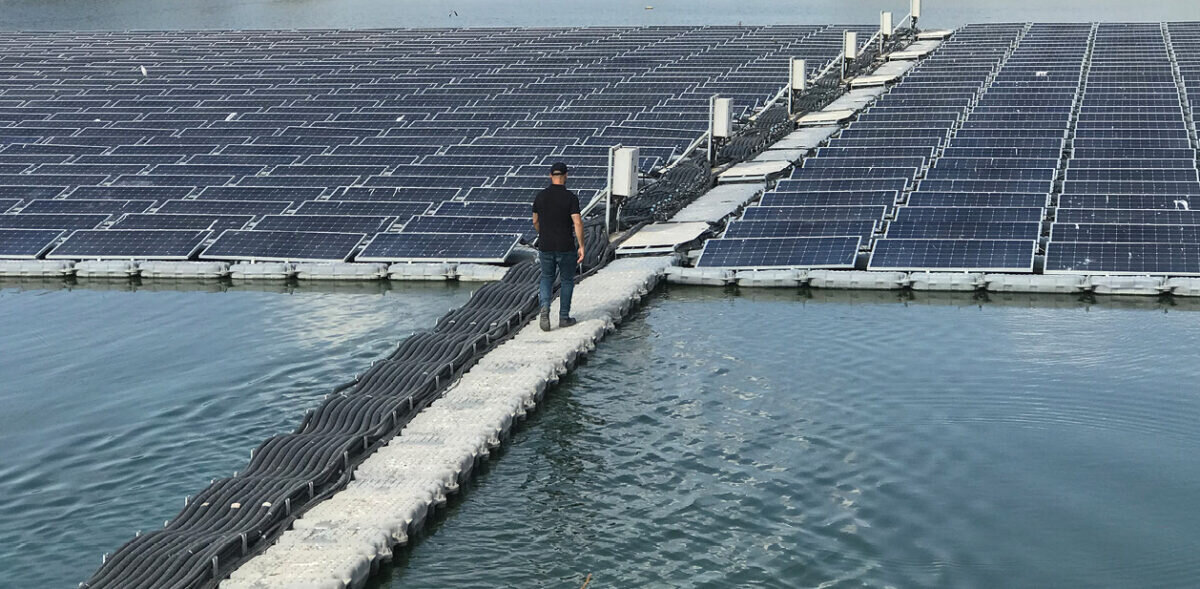 حفاظت از منابع آب و هم‌افزایی تولید برق با پنل‌های خورشیدی شناور
