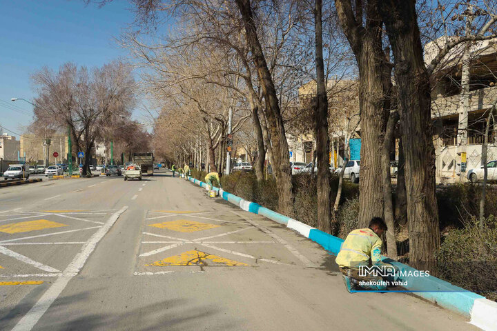 رنگ آمیزی جدول‌‌های معابر شهری در آستانه نوروز 1403