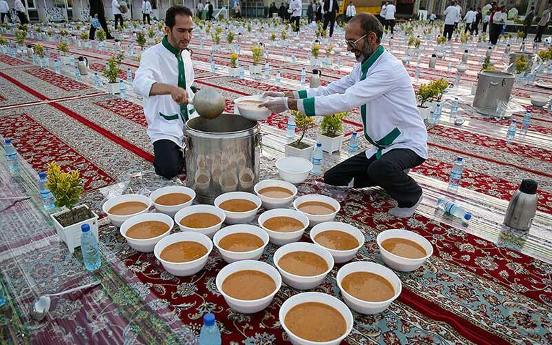 توزیع ۱۵۰۰۰ پُرس غذای گرم بین ایتام و نیازمندان شهرستان لنده در ماه رمضان