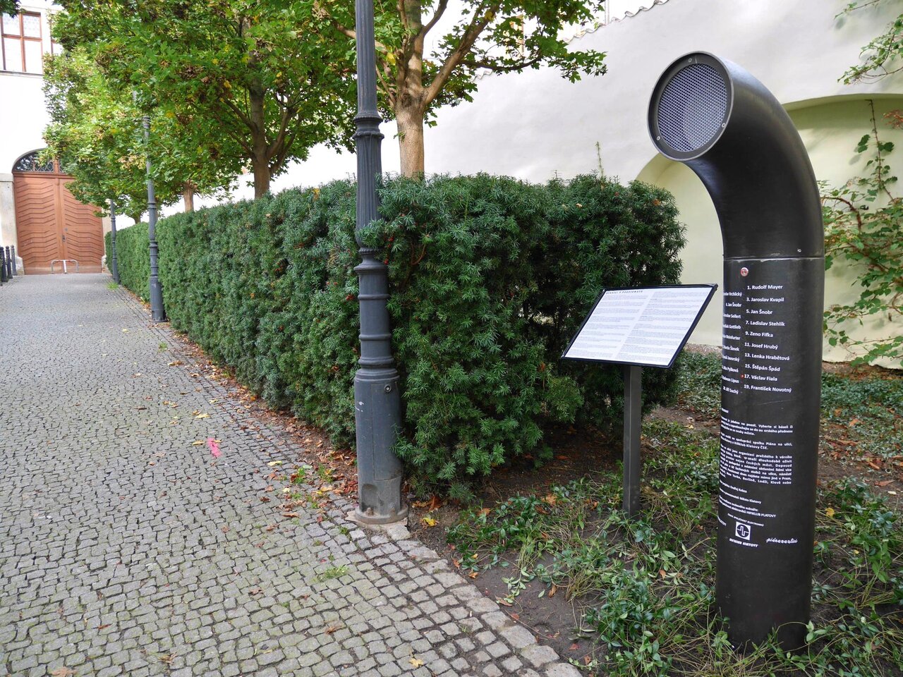 ترویج فرهنگ چک با مبلمان شهری شعر پخشکن