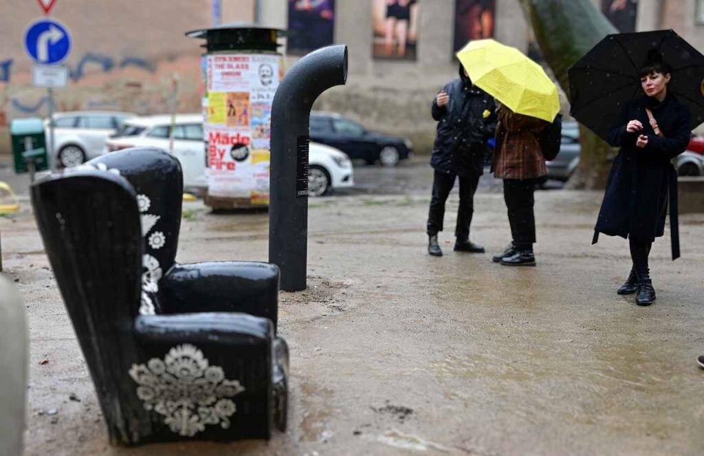 ترویج فرهنگ چک با مبلمان شهری شعر پخشکن