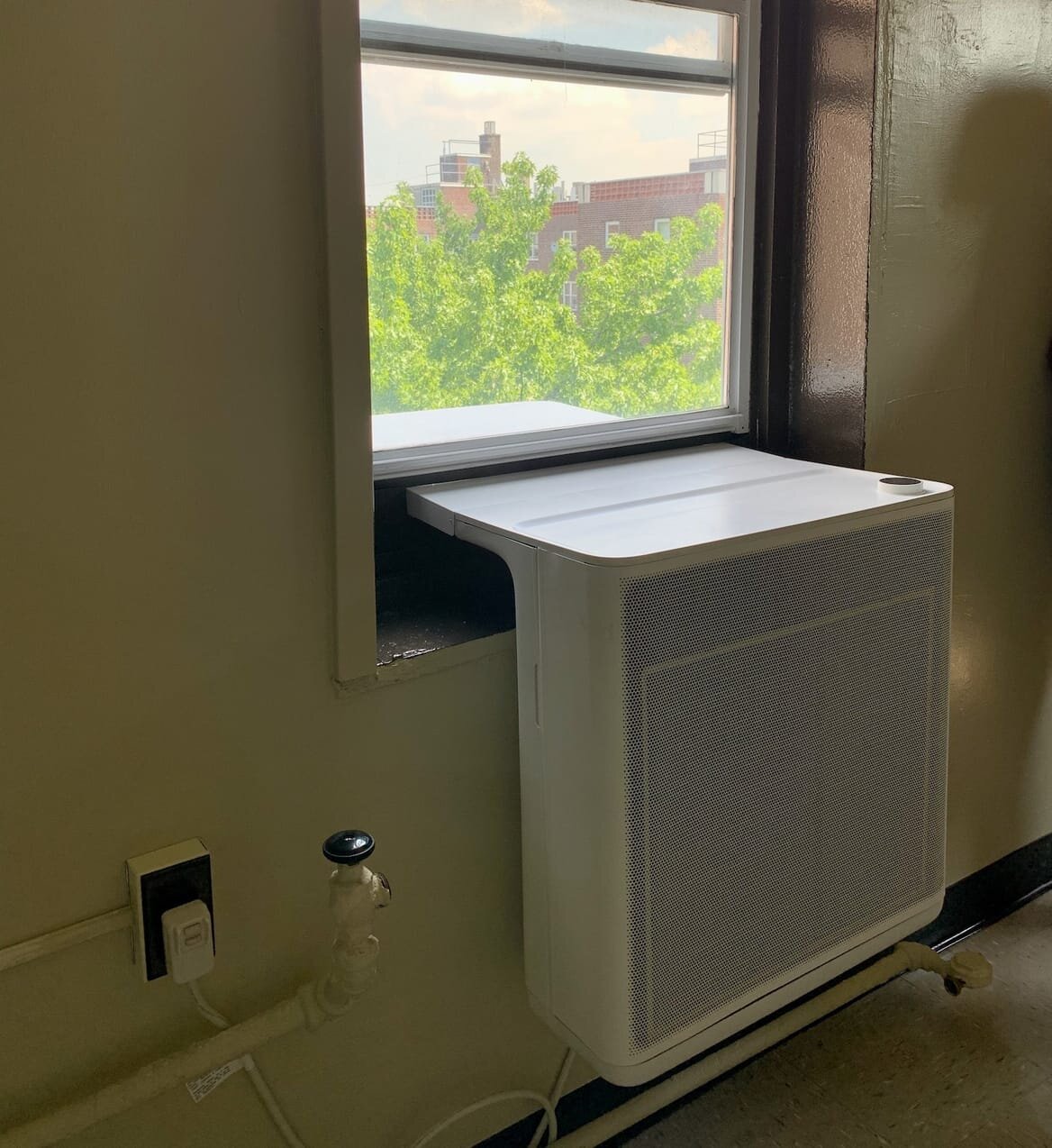 نصب پمپ‌های حرارتی پنجره‌ای در آپارتمان‌های نیویورک