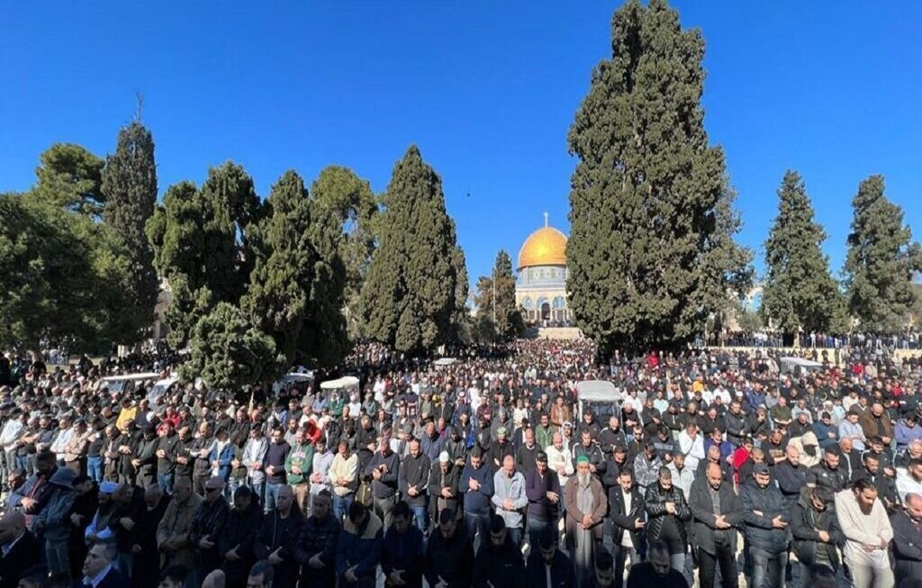 ۸۰ هزار فلسطینی اولین نماز جمعه ماه رمضان را در مسجد الاقصی اقامه کردند