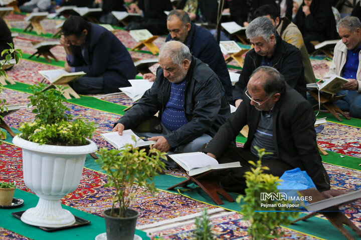 جزء خوانی قرآن کریم در حسینیه رضوی اصفهان