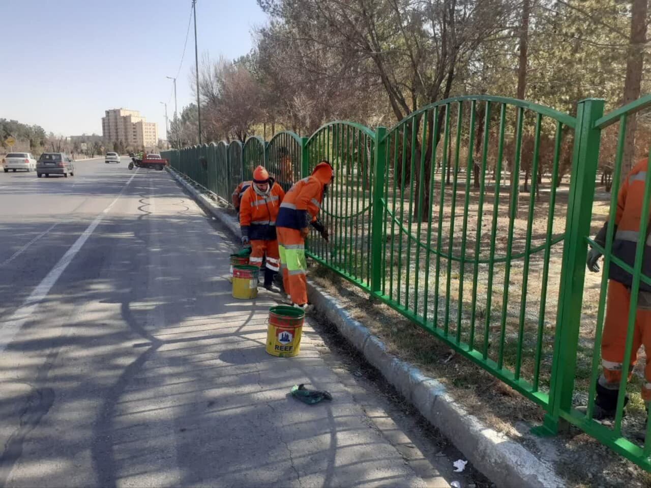 رنگآمیزی ۸۹ هزار متر از جداول معابر منطقه ۱۲ اصفهان در آستانه بهار ۱۴۰۳
