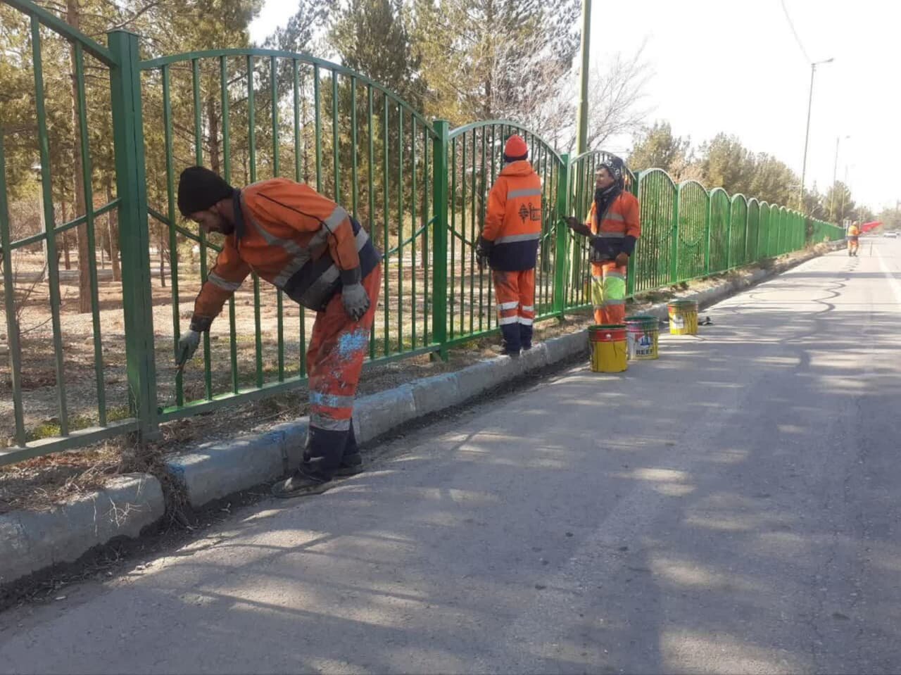 رنگآمیزی ۸۹ هزار متر از جداول معابر منطقه ۱۲ اصفهان در آستانه بهار ۱۴۰۳