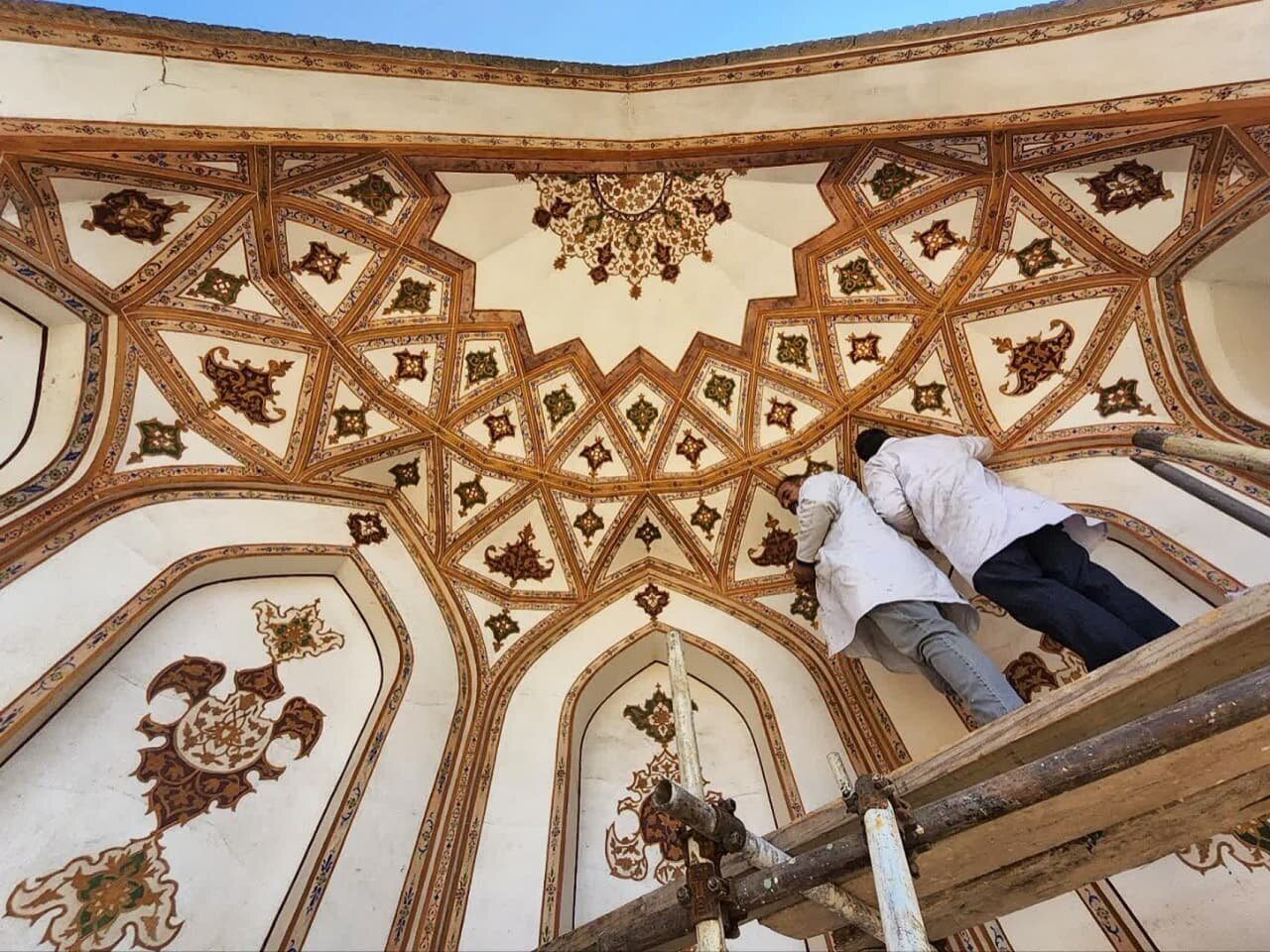 تالار شاهنشین پل خواجو مرمت و پاکسازی شد