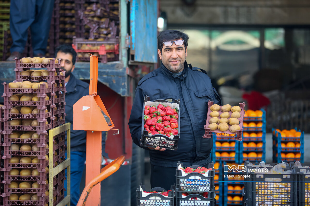 حال و هوای بازار میوه و تره بار اصفهان در آستانه نوروز ۱۴۰۳