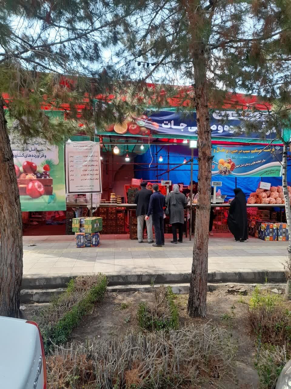 ایجاد ۱۵ مکان برای عرضه میوه شب عید در اصفهان/ توزیع گسترده اقلام مصرفی در بازارهای کوثر