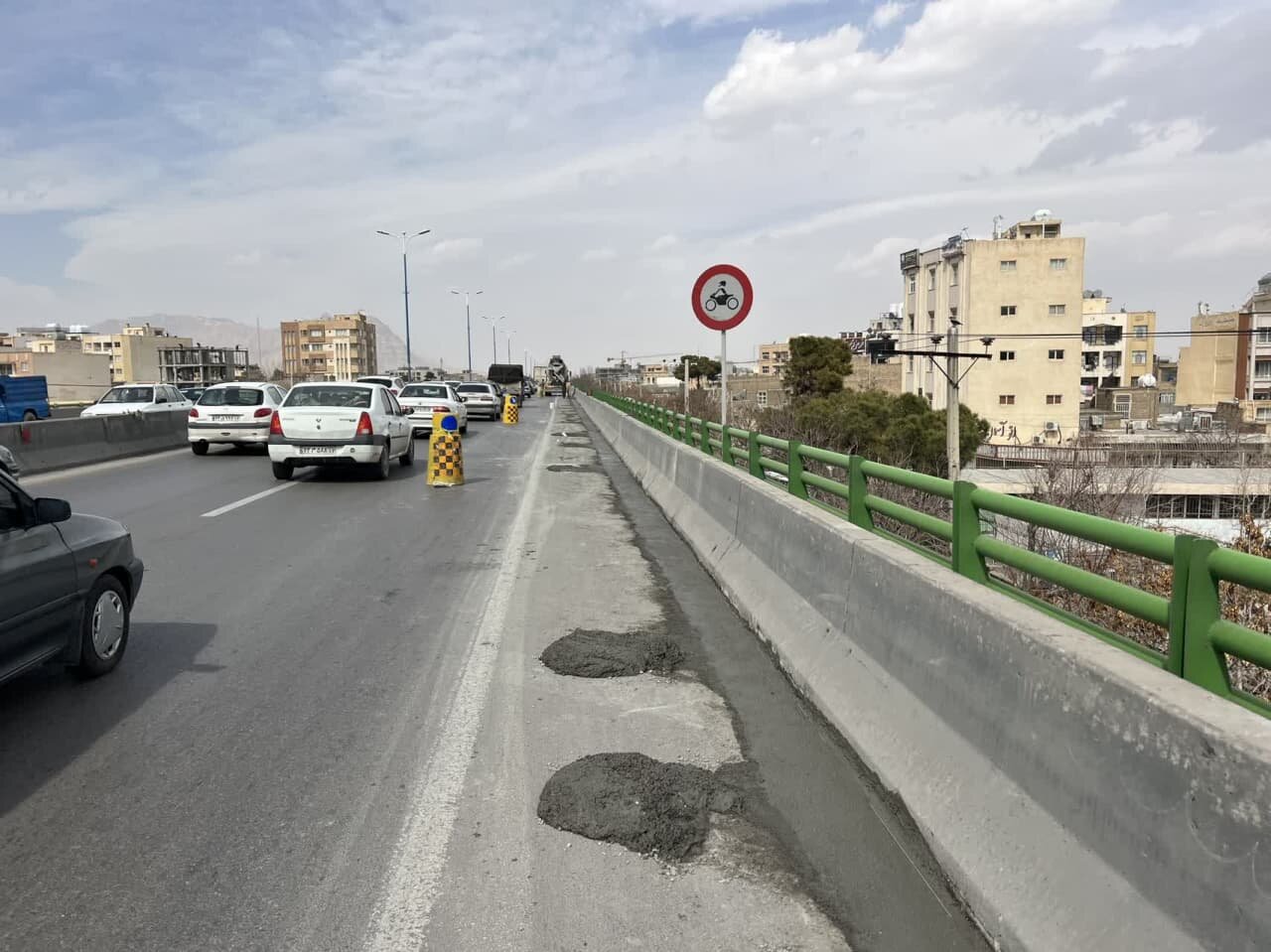 ساماندهی دفع آبهای سطحی روگذر بزرگراه امام خمینی (ره)