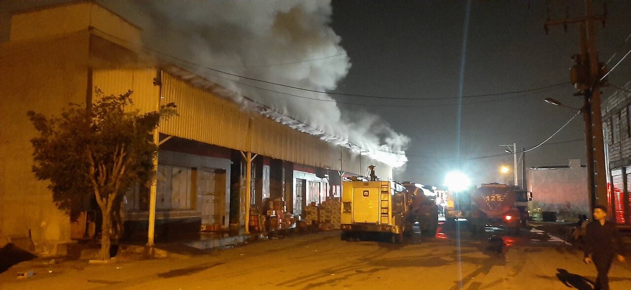 آتش‌سوزی در بنکداران اهواز اطفا شد