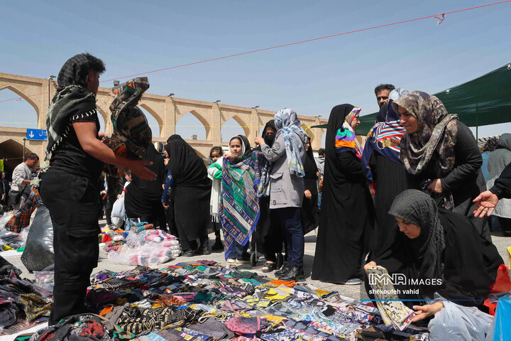 بازار دست فروشان میدان امام علی(ع) در آخرین ساعت‌های سال