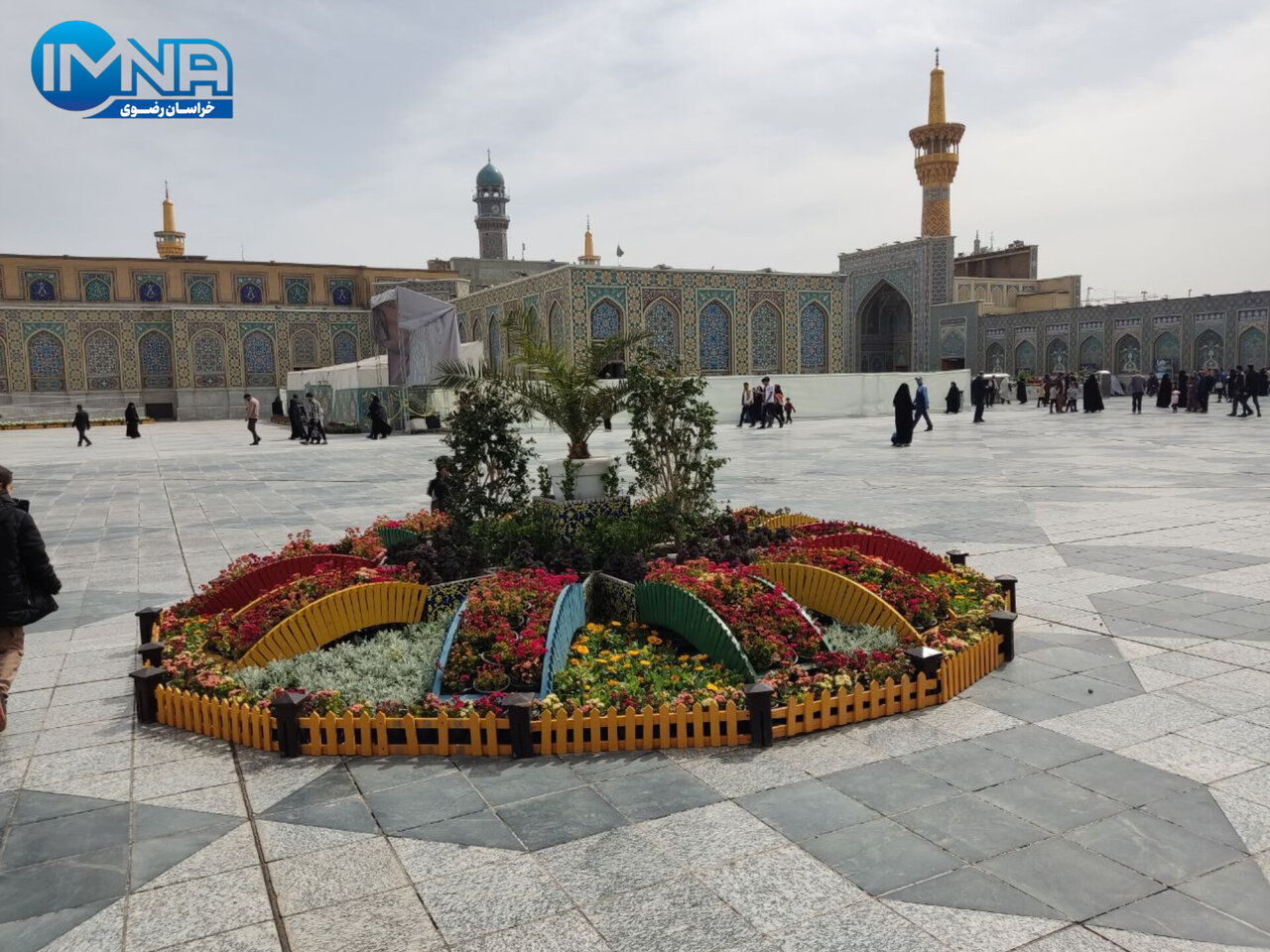 گلآرایی زیبای حرم مطهر امام مهربانیها در آستانه سال نو