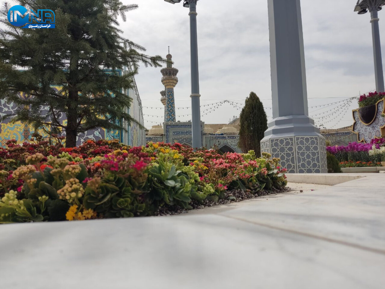 گلآرایی زیبای حرم مطهر امام مهربانیها در آستانه سال نو
