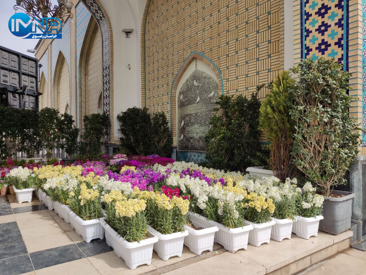 گلآرایی زیبای حرم مطهر امام مهربانیها در آستانه سال نو