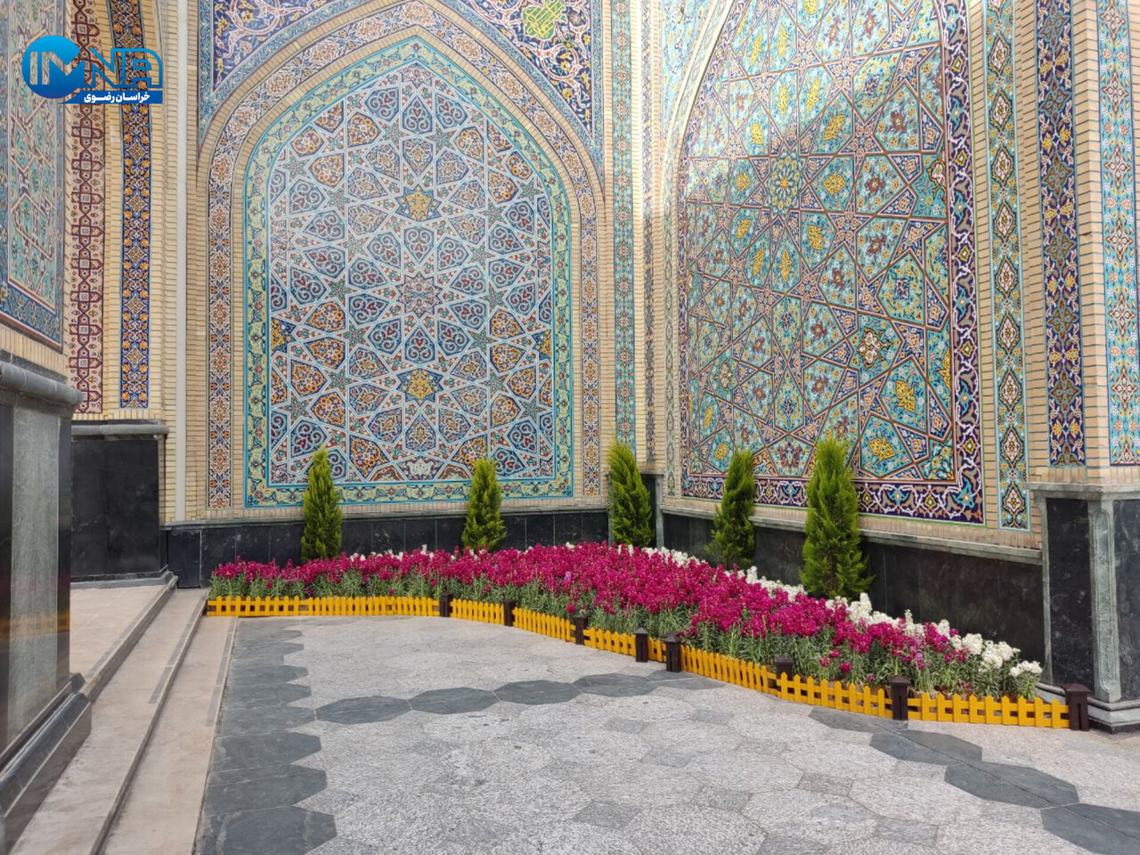 گلآرایی زیبای حرم مطهر امام مهربانیها در آستانه سال نو