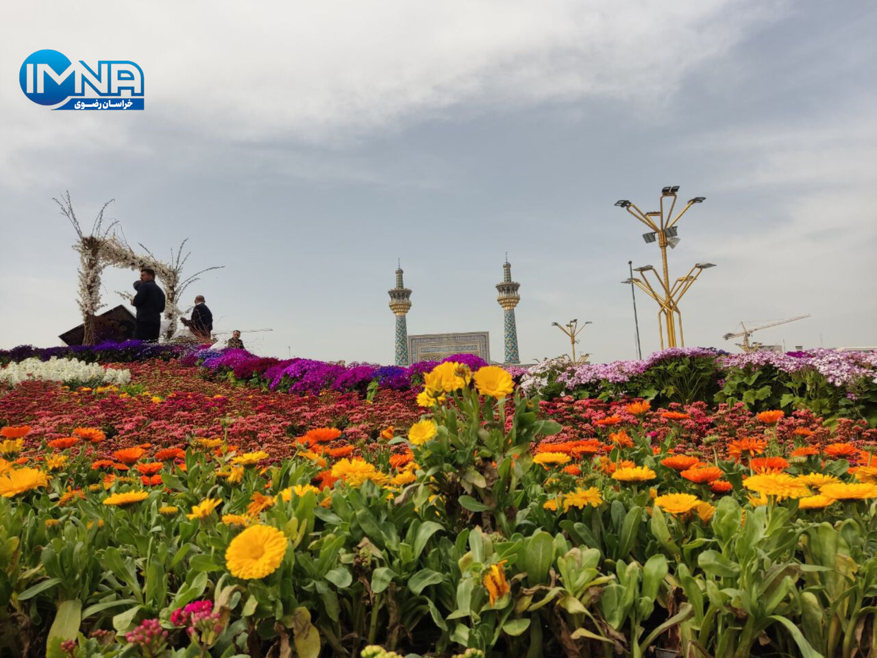 گلآرایی زیبای حرم مطهر امام مهربانیها در آستانه سال نو