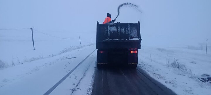 تردد در گردنه ژالانه سروآباد بدون زنجیرچرخ امکانپذیر نیست