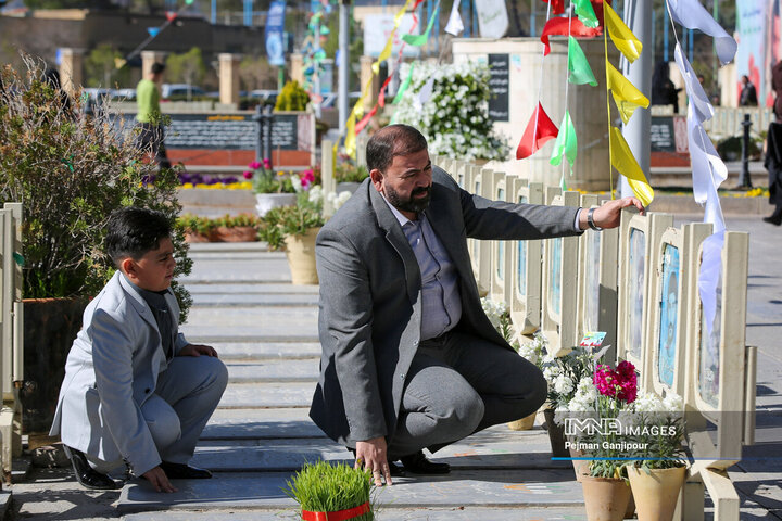 حال و هوای گلستان شهدای اصفهان در اولین روز سال