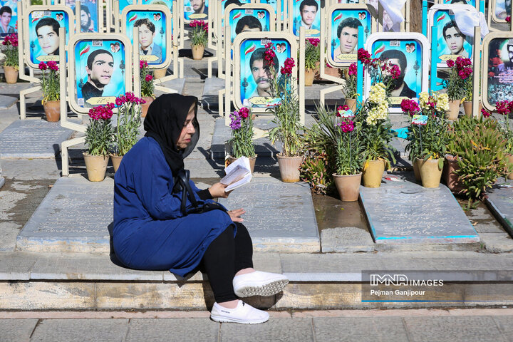 حال و هوای گلستان شهدای اصفهان در اولین روز سال