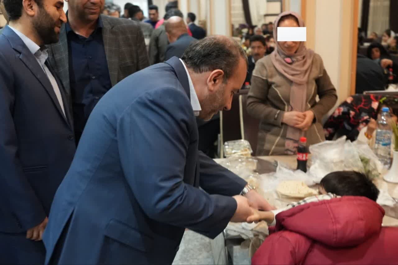 افطاری شب عید استاندار کرمانشاه در کنار خانوادههای مددجوی بهزیستی