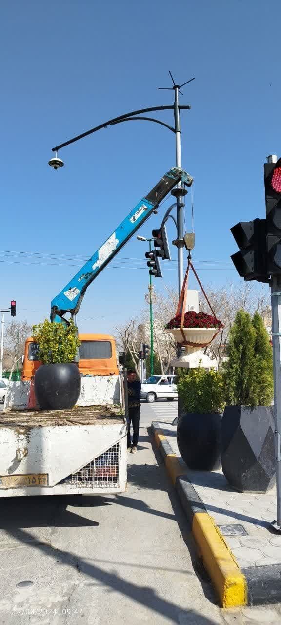 خیابان‌ها و میادین منطقه ۱۰ اصفهان تزئین و نونوار شد