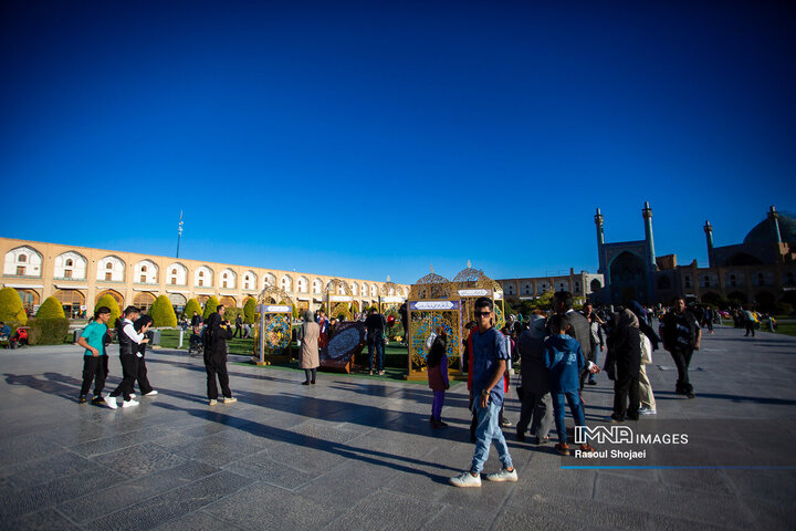 حضور مسافران نوروزی در میدان امام(ره) اصفهان