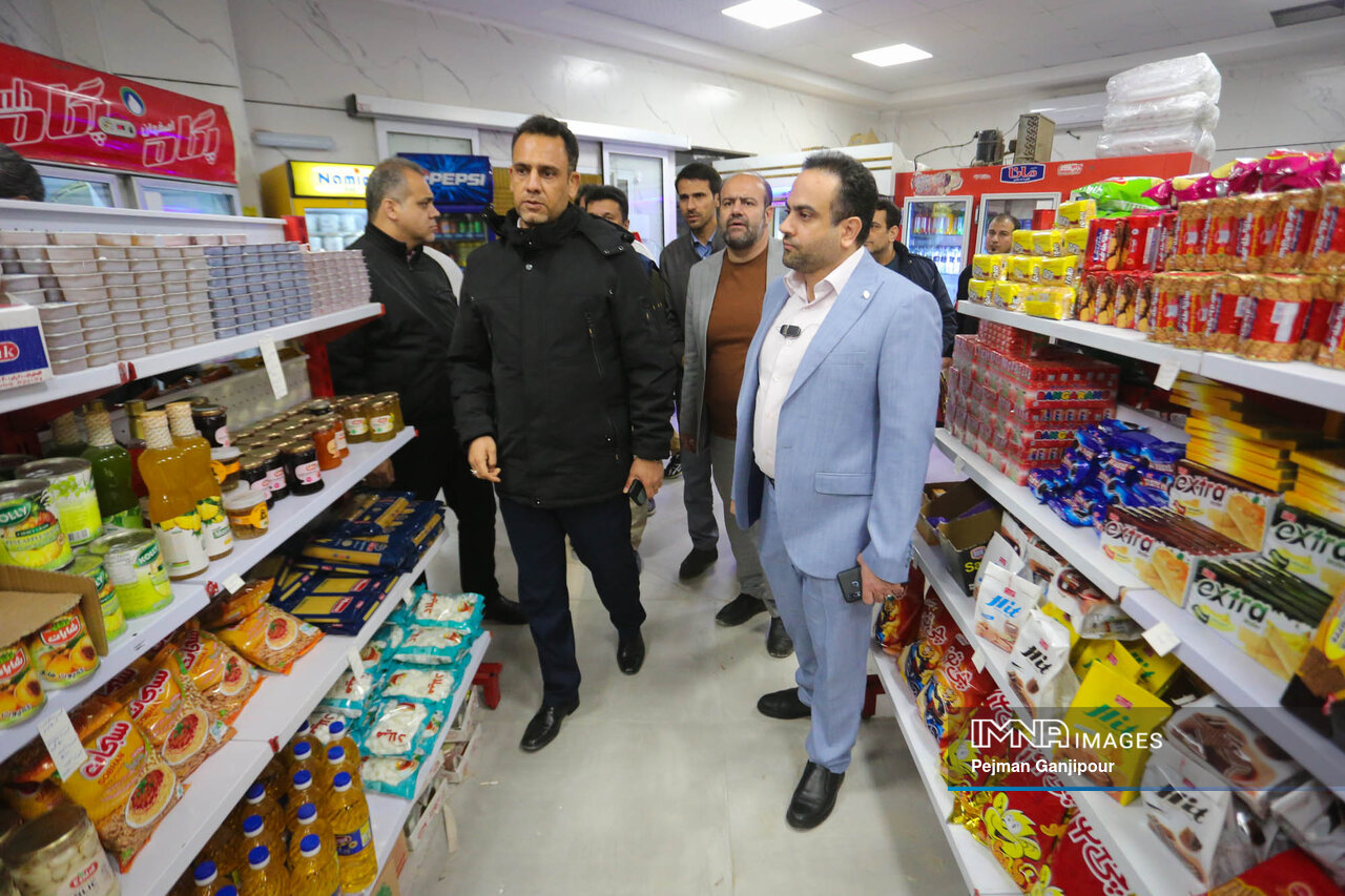 نصب ۴۲ المان نوری در ورودی باغ فدک/ ستاد تسهیلات سفر شهر اصفهان تا ۲۴ فروردین دایر است