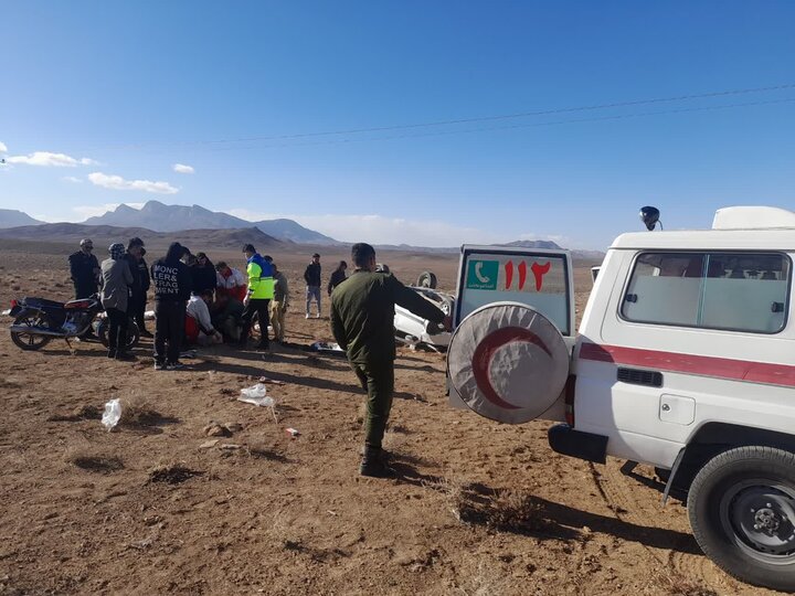 جمعیت هلال‌احمر استان مرکزی به مسافران نوروزی امدادرسانی می‌کند