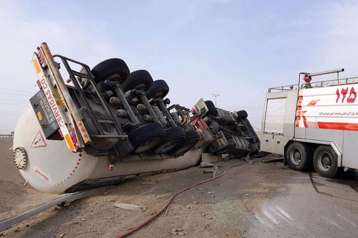 یک کشته و ۲ مصدوم بر اثر واژگونی تانکر سوخت در جاده شیراز_بوشهر
