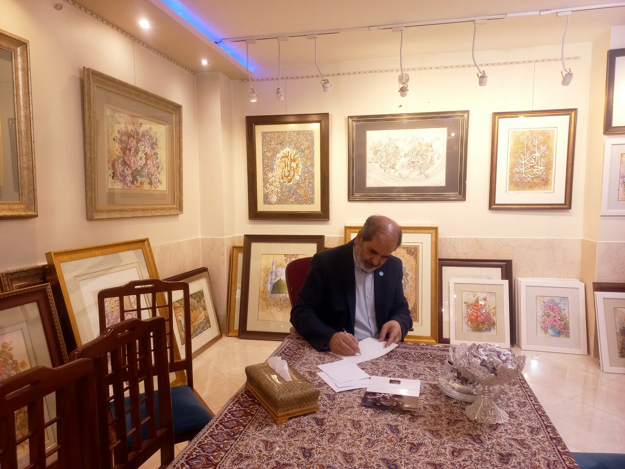 قابی که خستگی یک عمر را از بین برد / این نگارخانه رنگوبوی بهشت دارد