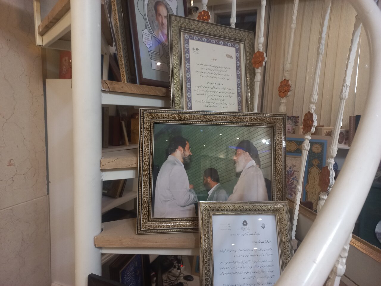 قابی که خستگی یک عمر را از بین برد / این نگارخانه رنگوبوی بهشت دارد