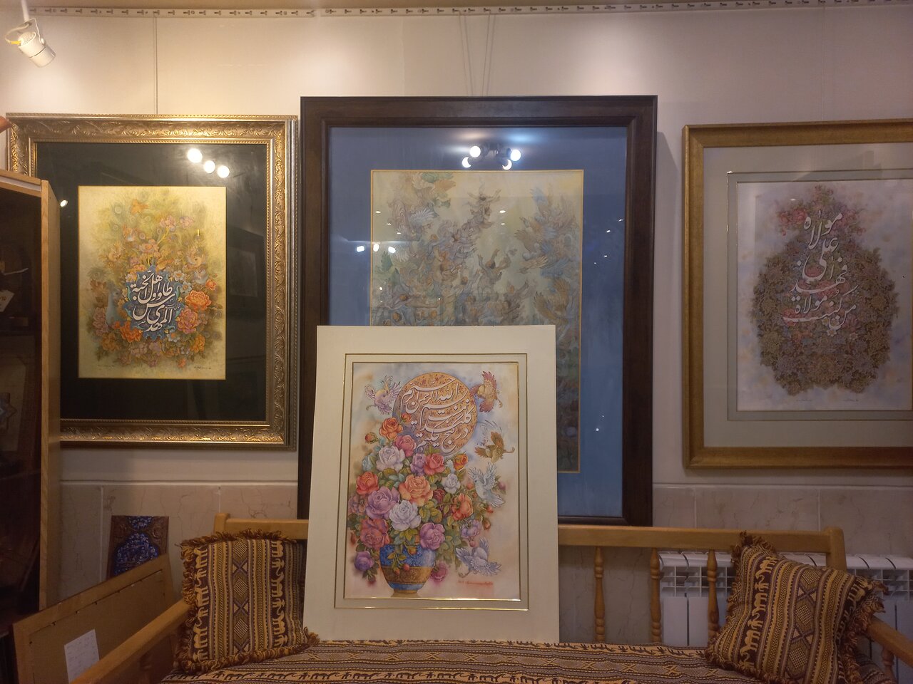 قابی که خستگی یک عمر را از بین برد / این نگارخانه رنگوبوی بهشت دارد