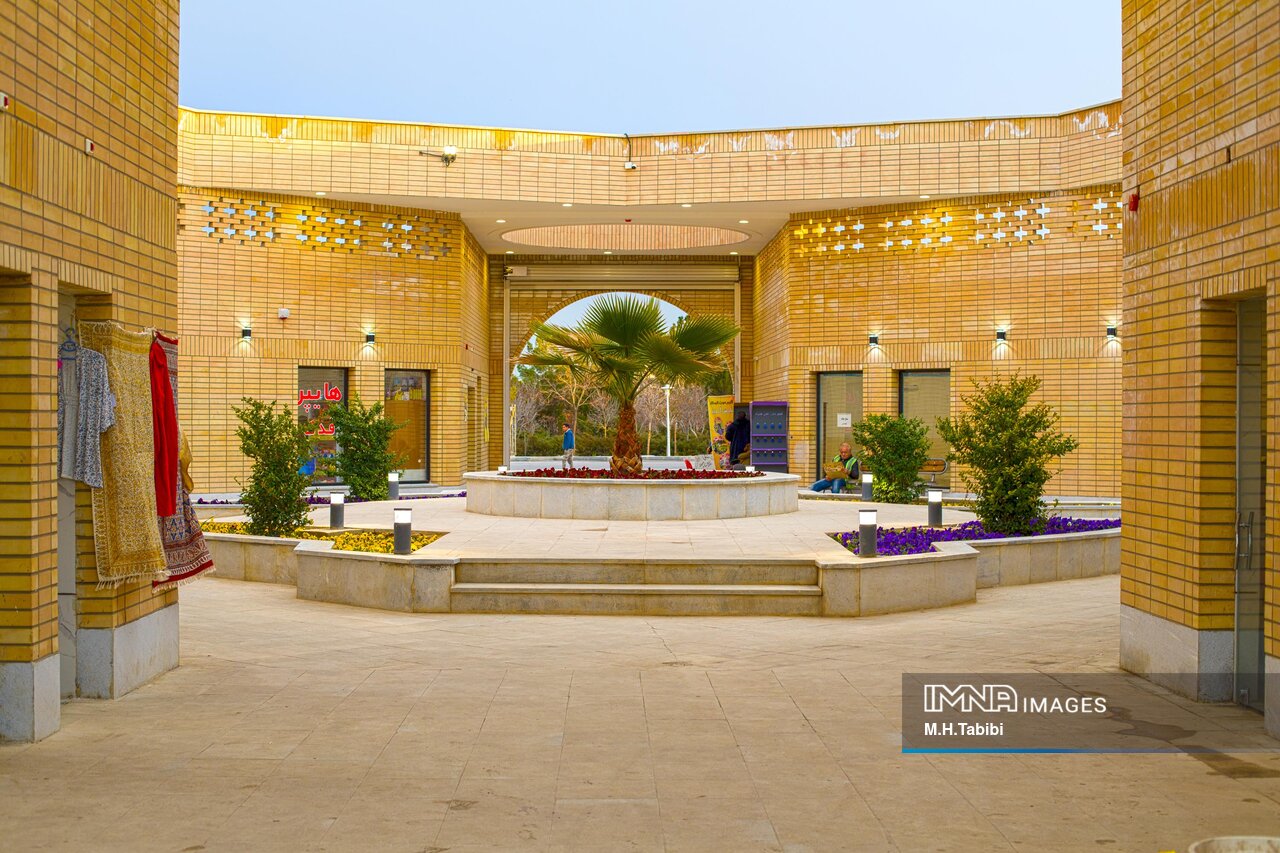 نصب ۴۲ المان نوری در ورودی باغ فدک/ ستاد تسهیلات سفر شهر اصفهان تا ۲۴ فروردین دایر است