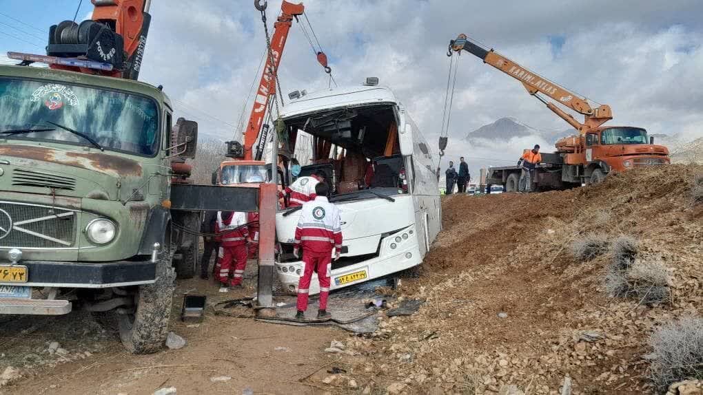 واژگونی اتوبوس مسافربری در مرودشت با ۵ فوتی و ۲۹ حادثه دیده + عکس