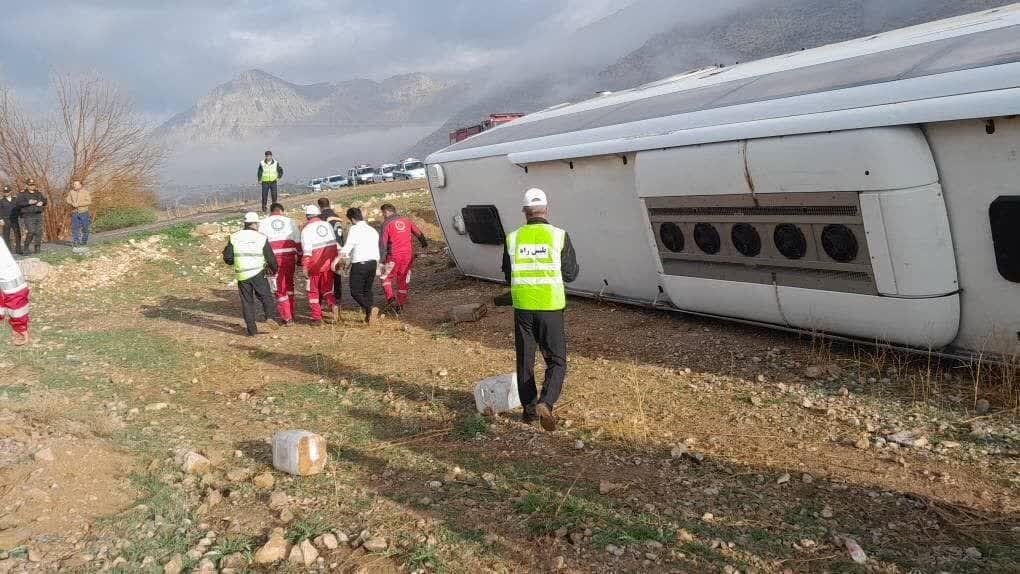 واژگونی اتوبوس مسافربری در مرودشت با ۵ فوتی و ۲۹ حادثه دیده + عکس