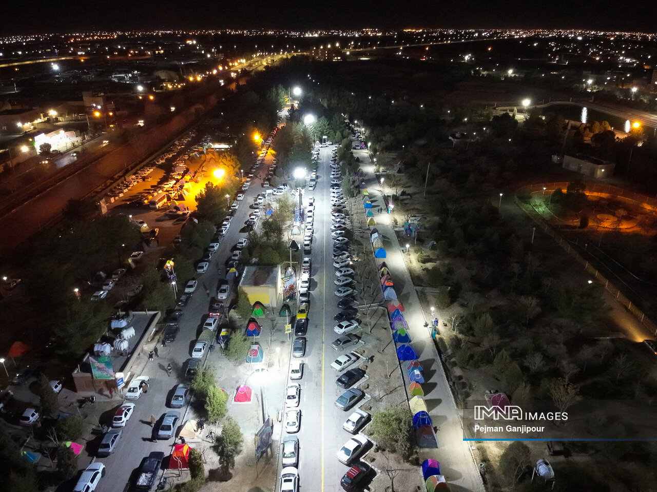 نصب ۴۲ المان نوری در ورودی باغ فدک/ ستاد تسهیلات سفر شهر اصفهان تا ۲۴ فروردین دایر است