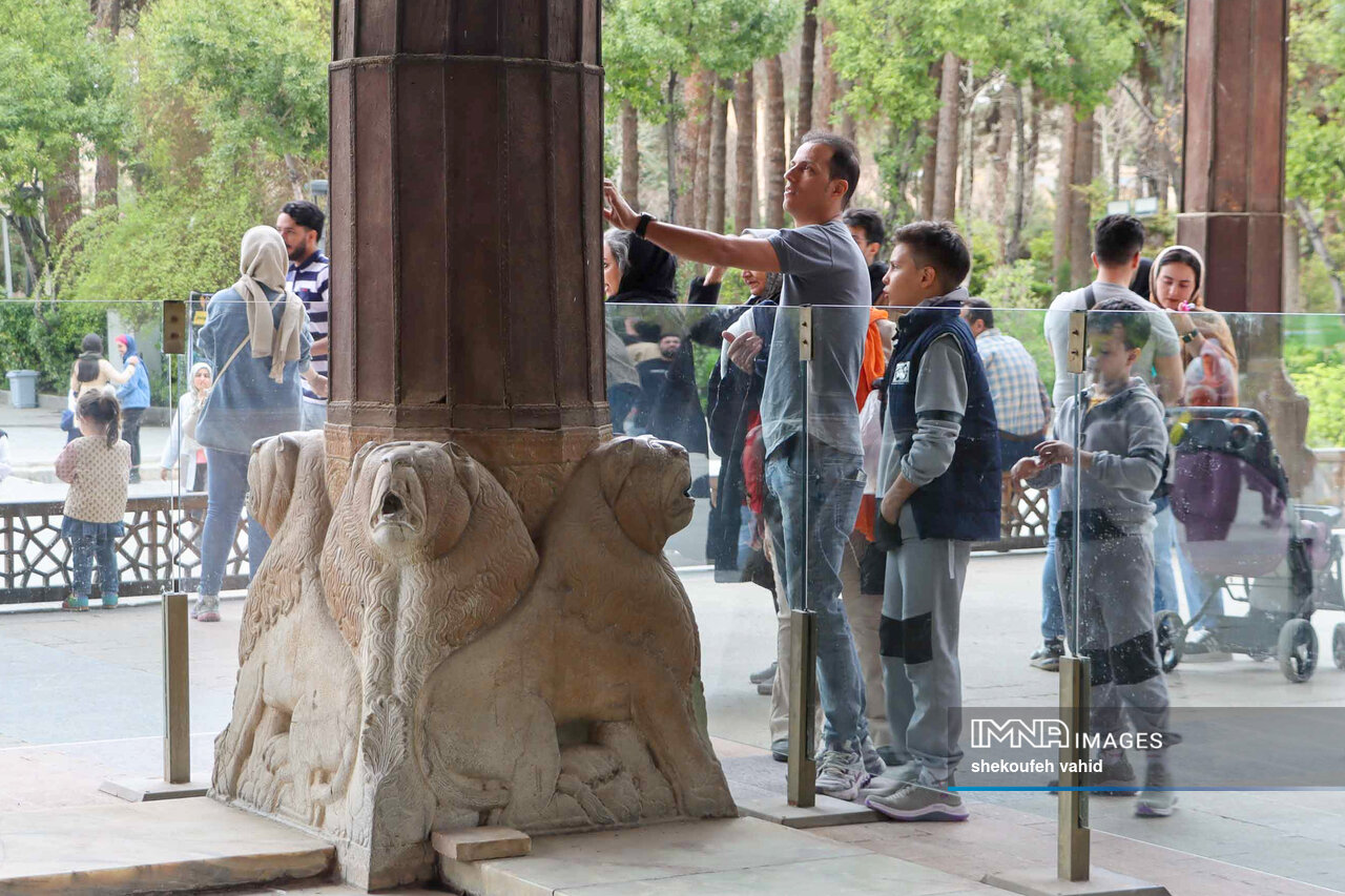 نگاهی که در پایتخت محصور نماند