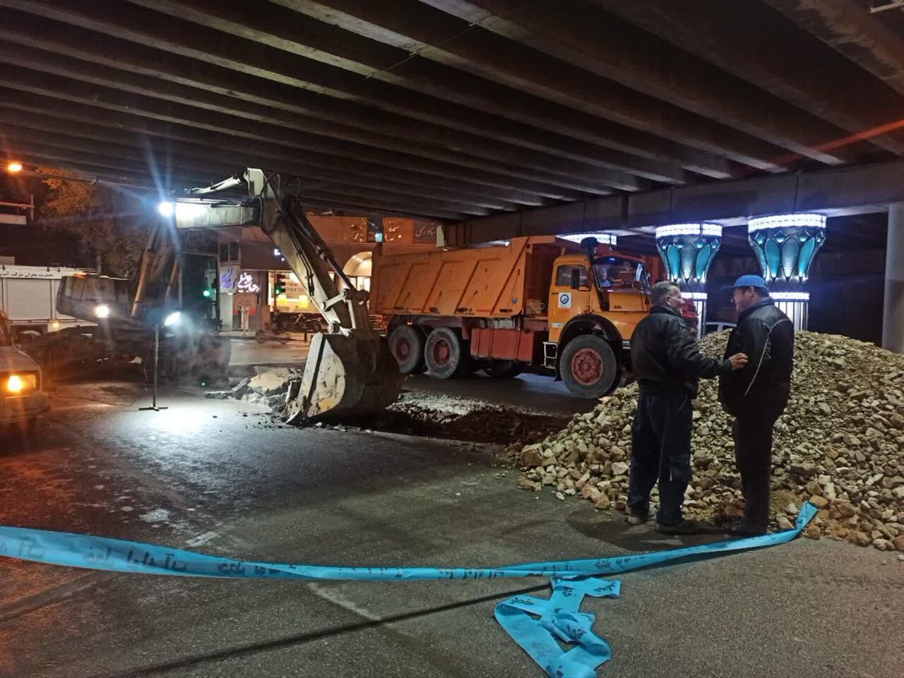 اعزام ۲ تیم عملیاتی آتشنشانی از اصفهان به اهواز / نشست زمین در خیابان میر بر اثر بارندگی