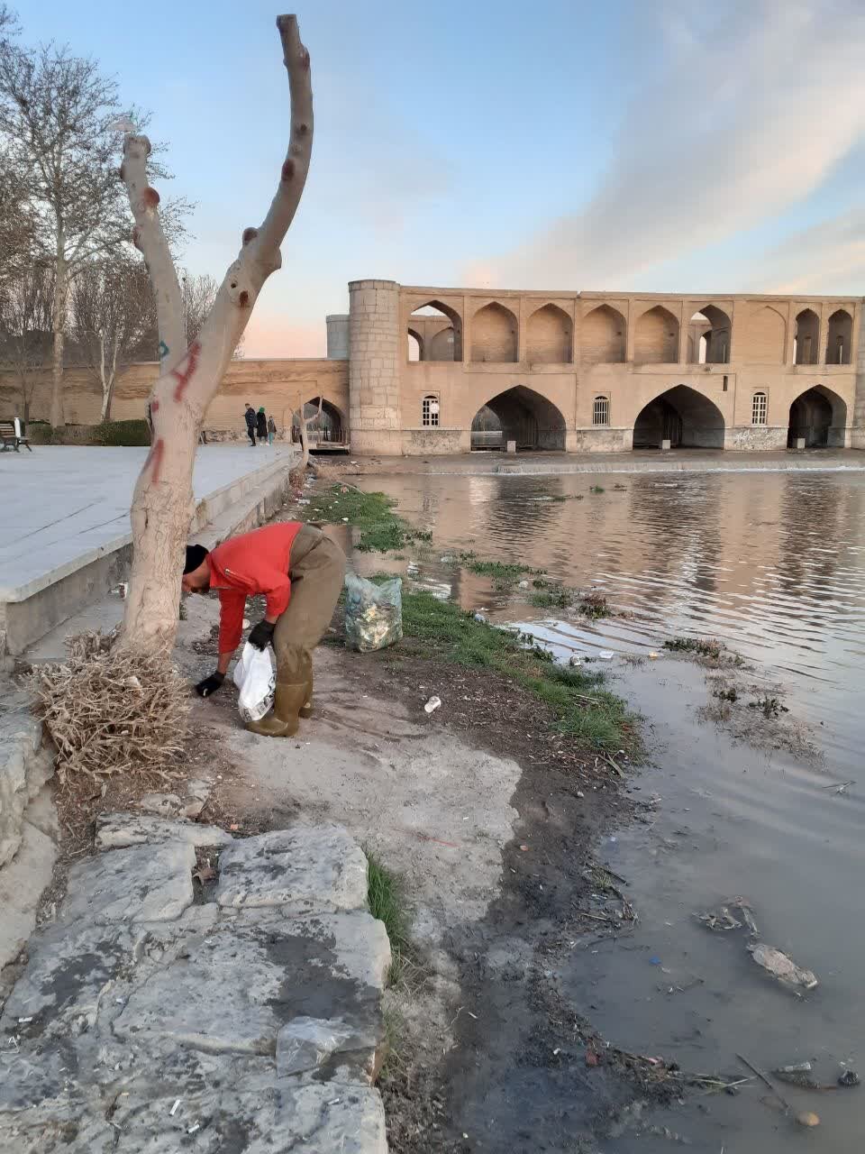پاکسازی و آمادهسازی بستر زایندهرود توسط نیروهای خدمات موتوری اصفهان
