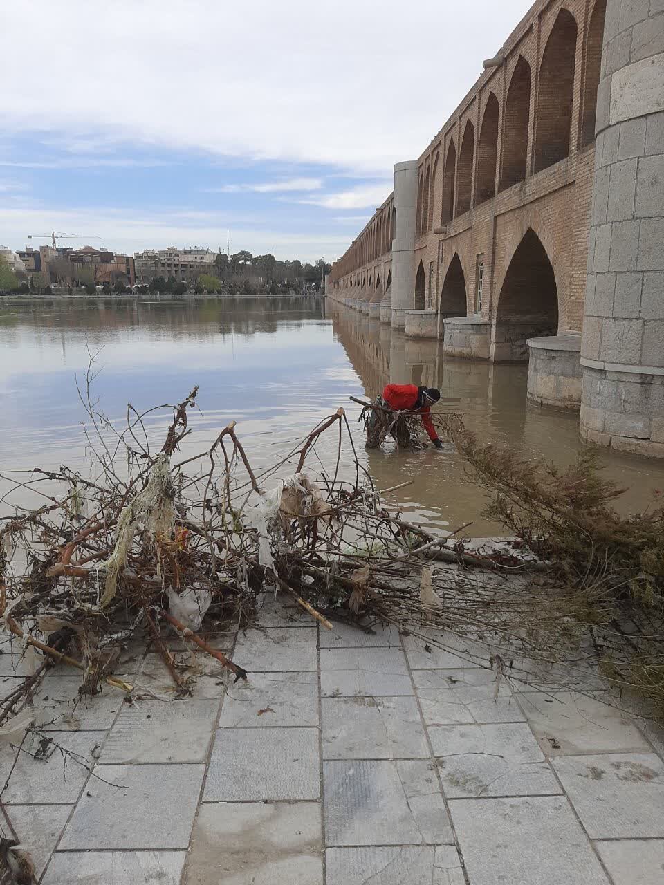 پاکسازی و آمادهسازی بستر زایندهرود توسط نیروهای خدمات موتوری اصفهان
